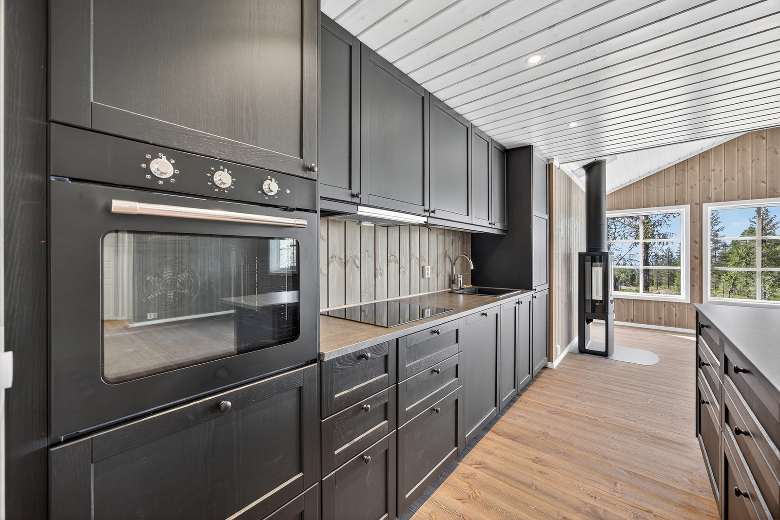 Innredningen får hvite fronter som standard, og ikke mørke slik som vist på illustrasjonsbilde. Illustrasjon er ikke av selve hytta. Galleribilde