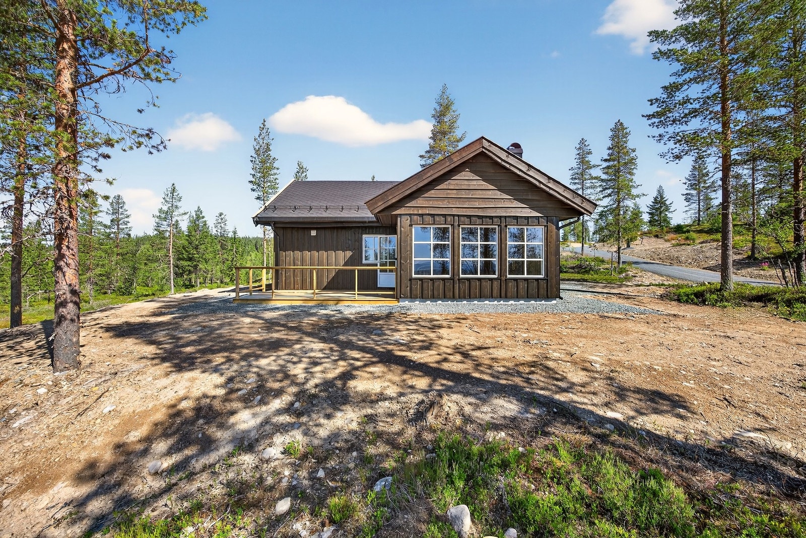 Beliggenheten er nydelig, midt i vakker norsk natur med flott turterreng, samt gode muligheter for både langrenn og alpint på vinterstid. Illustrasjon er ikke av selve hytta. Galleribilde