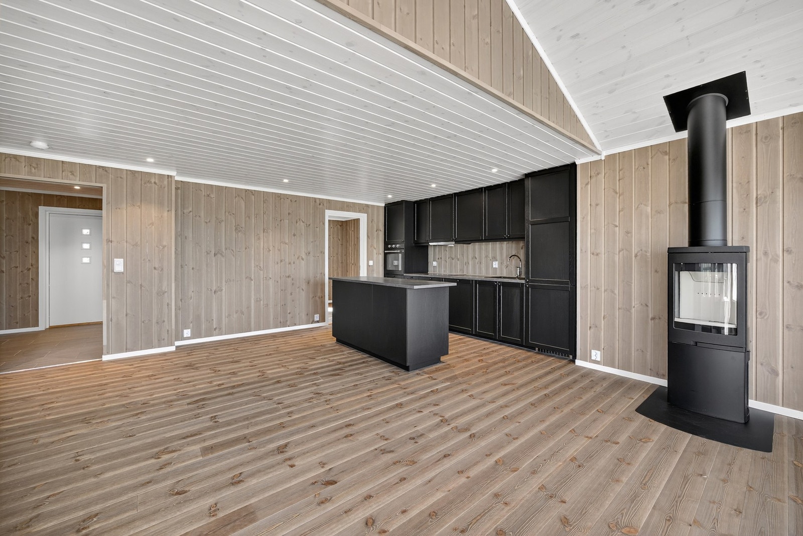 I stue blir det etablert peis som gir rikelig med varme og hygge. Illustrasjon er ikke av selve hytta. Galleribilde