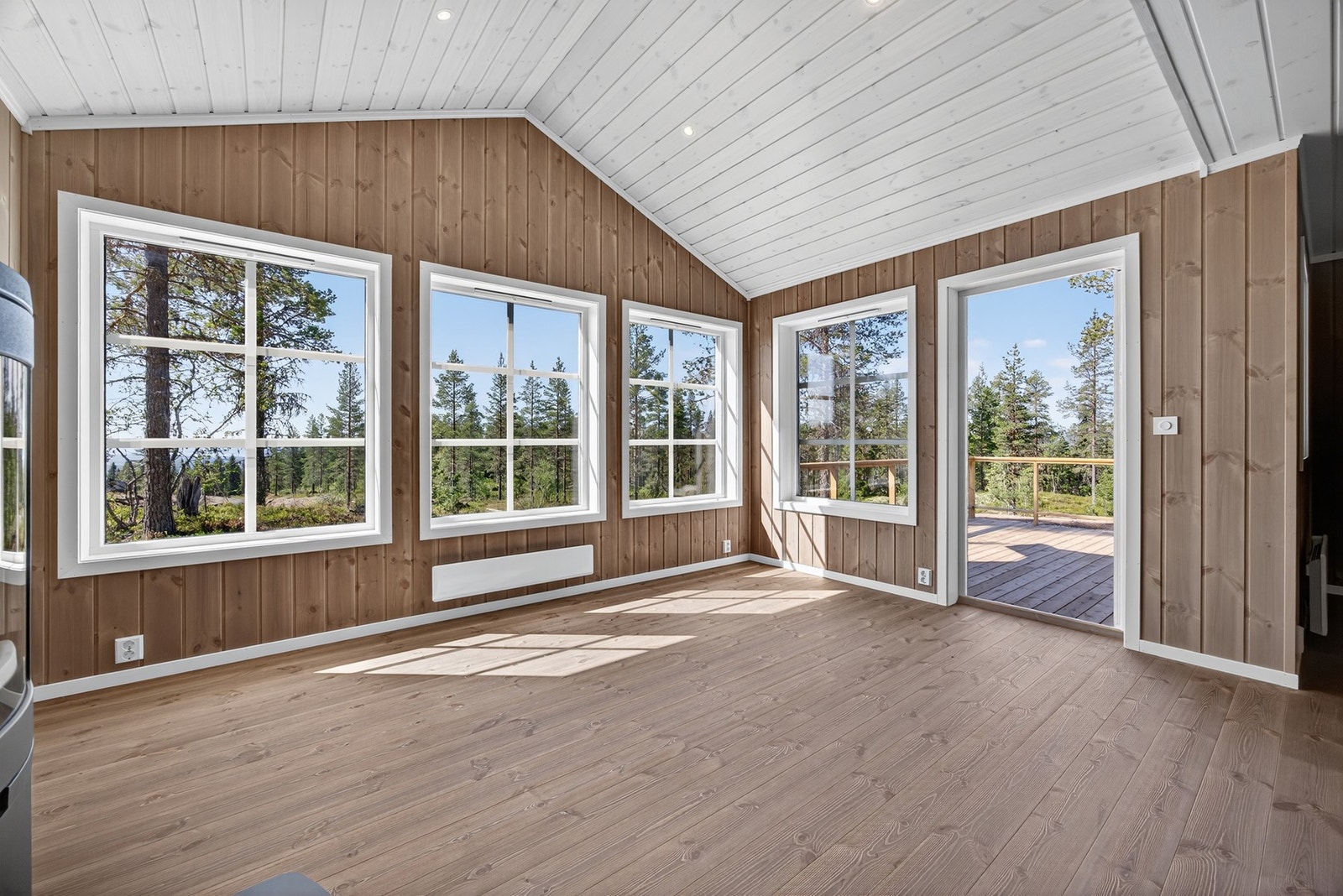 Fra stuen er det utgang til en herlig og solrik terrasse. Illustrasjon er ikke av selve hytta. Galleribilde