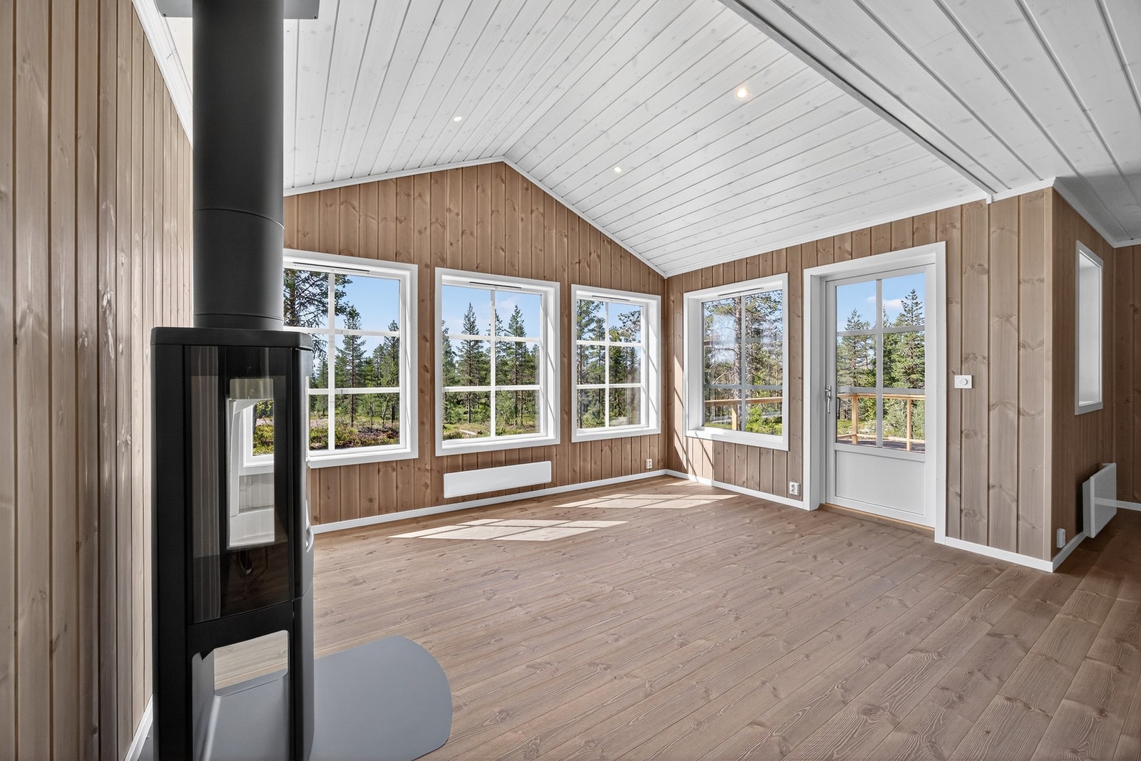 På denne modellen er det et moderne vinkelutbygg som gir en fin plass for sofakrok eller spiseplass. Illustrasjon er ikke av selve hytta. Galleribilde