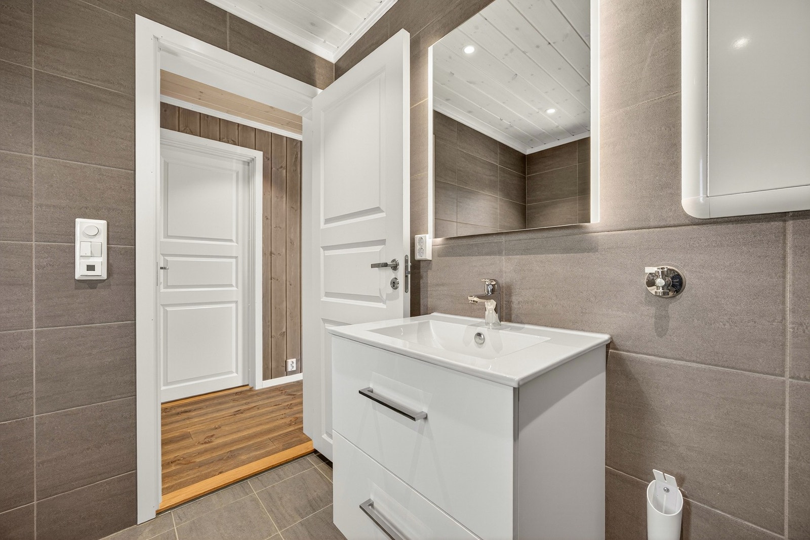 Baderomsinnredning med heldekkende servant og skap/skuffer under. Illustrasjon er ikke av selve hytta. Galleribilde