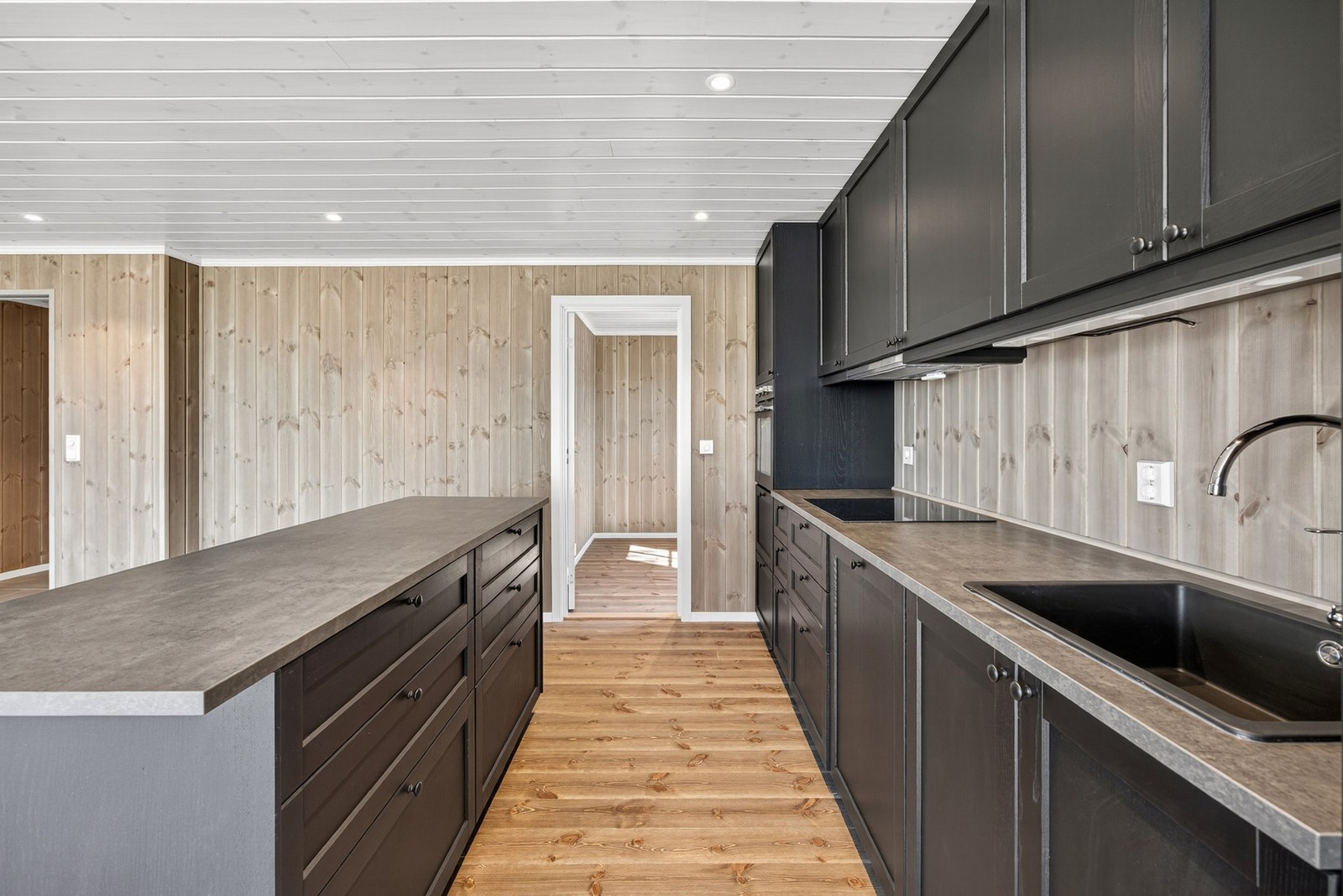 Modell Lerhyttan i sort kan leveres mot tillegg. Illustrasjon er ikke av selve hytta. Galleribilde