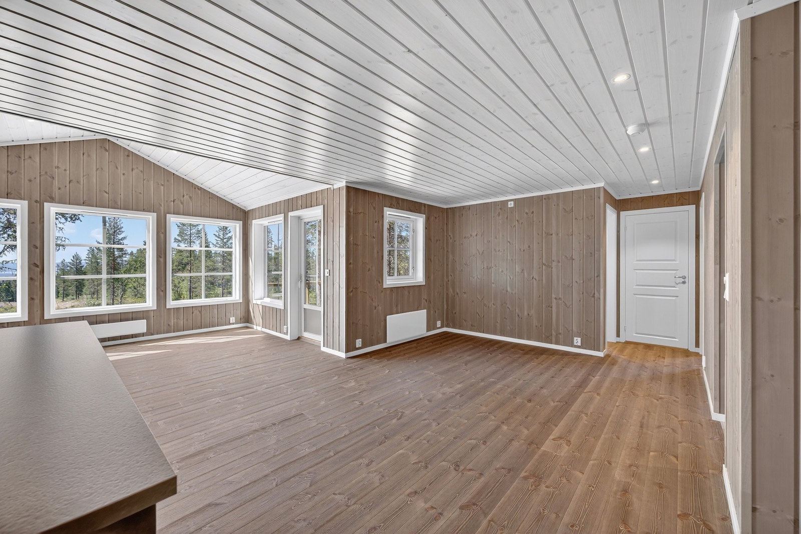 Stue og kjøkken ligger i åpen, sosial løsning med god plass til spiseplass rett utenfor kjøkkenet. Illustrasjon er ikke av selve hytta. Galleribilde