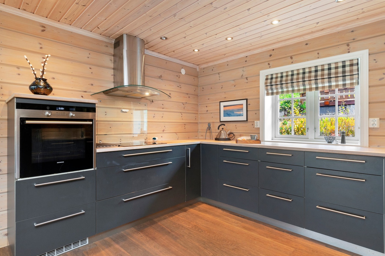 Fint og praktisk kjøkken med heltre benkeplate og gode skuffeløsninger. Galleribilde