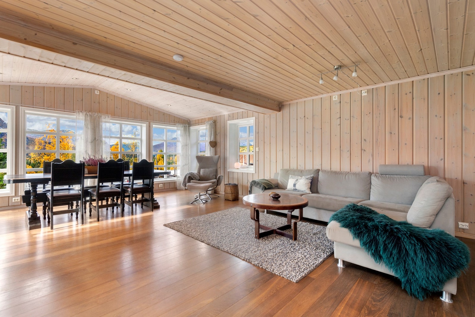 Hytta har en romslig og lys stue. Galleribilde