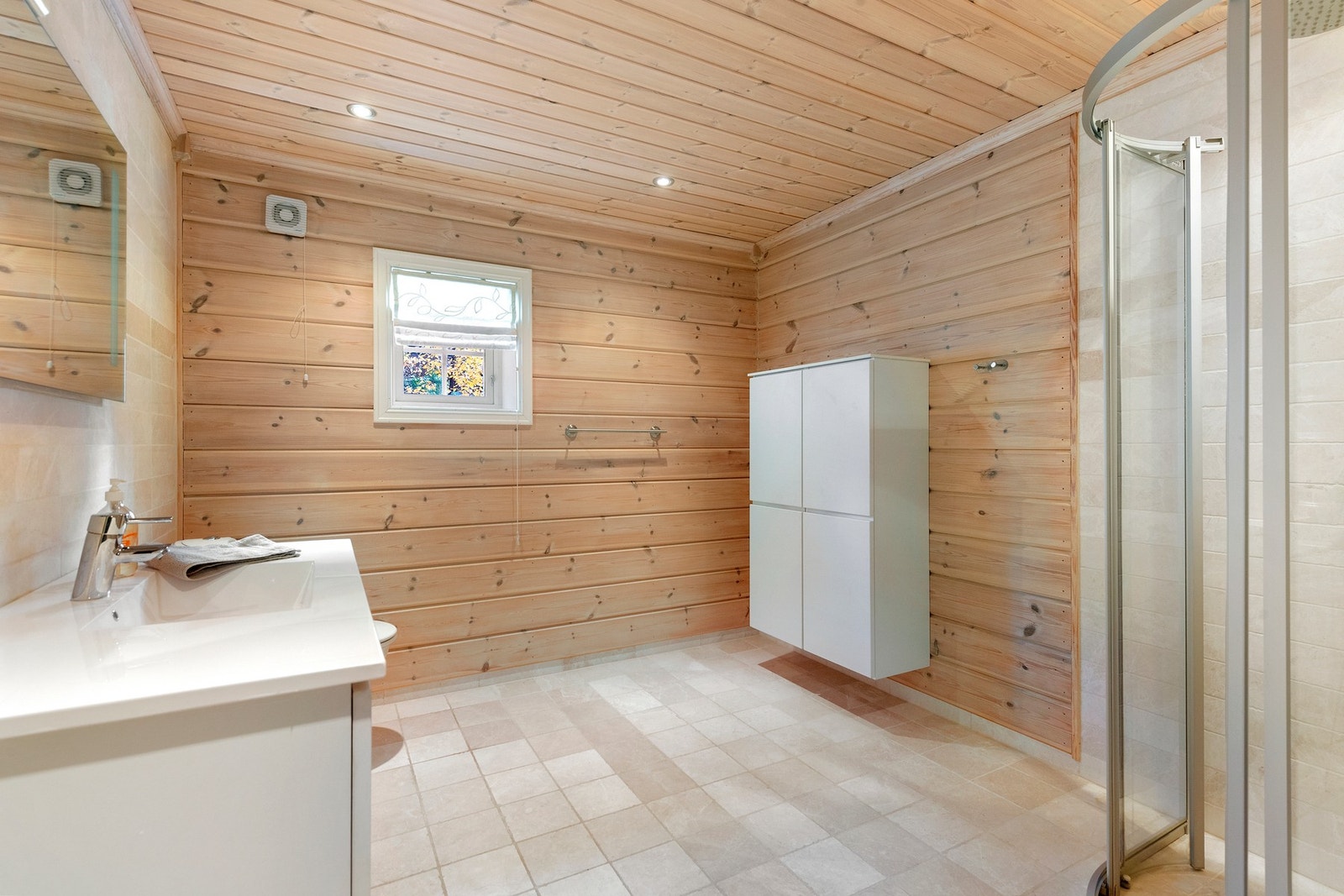 Hytta har totalt 2 bad. Hovedbadet er lyst og romslig. Galleribilde