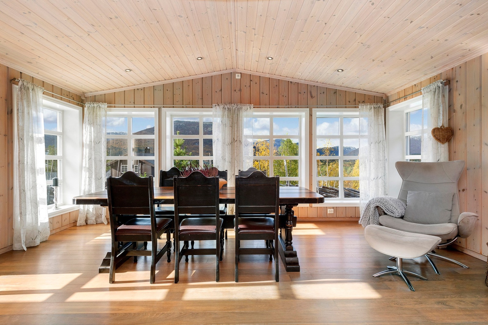 Det er god plass til stor spisestue. Spisestuen med tilhørende stoler (10 stk) og klaffer, medfølger. Galleribilde