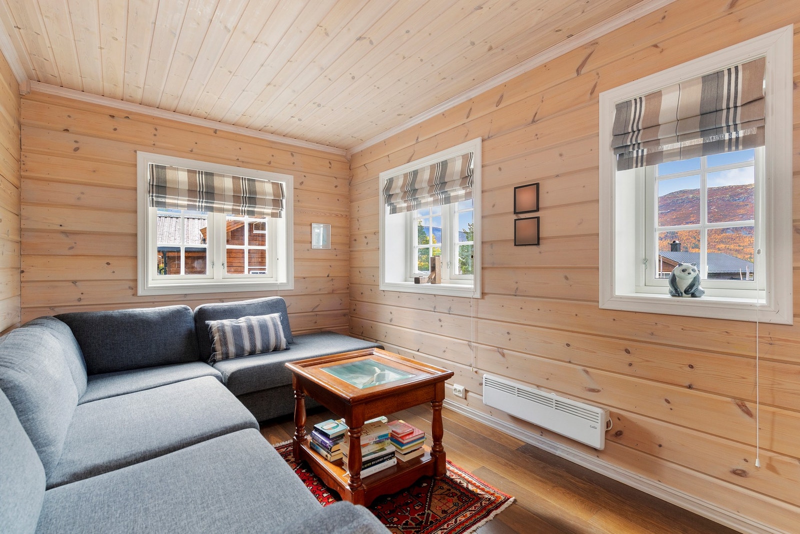 Soverom nr. 4. Dette rommet har av dagens eier i hovedsak blitt brukt som TV-stue og som gjesterom ved behvo. Galleribilde