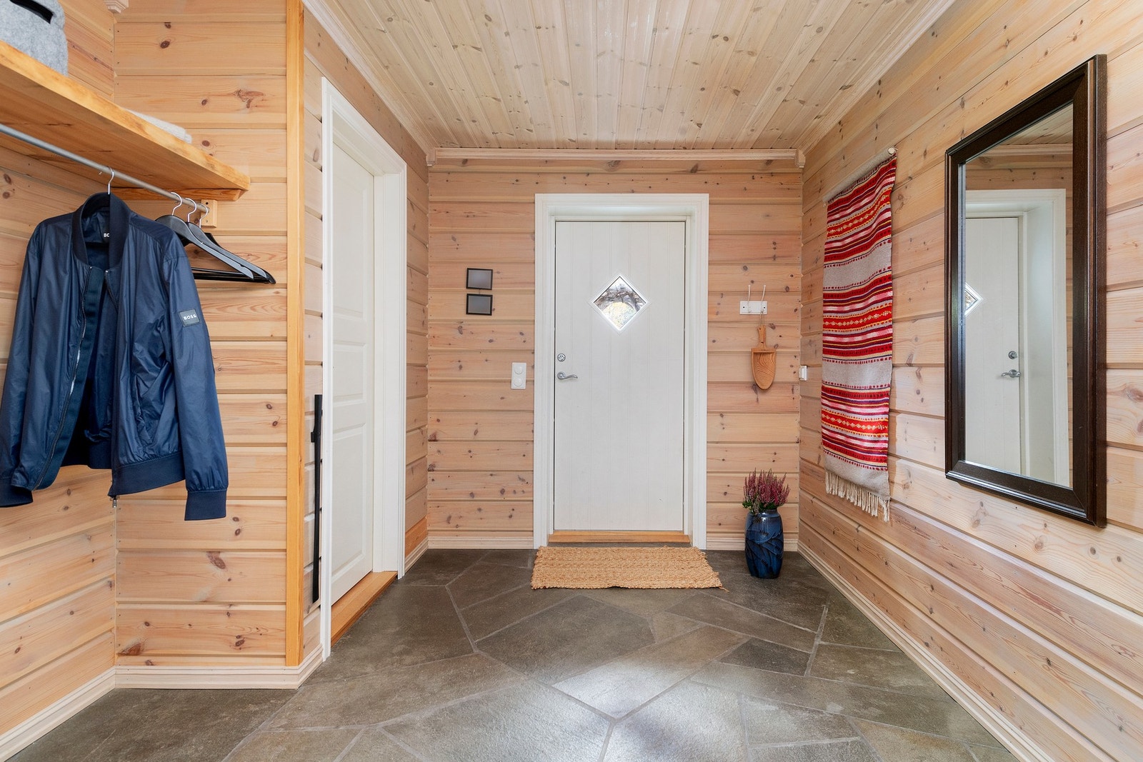 Romslig hall med flott skifergulv. Galleribilde