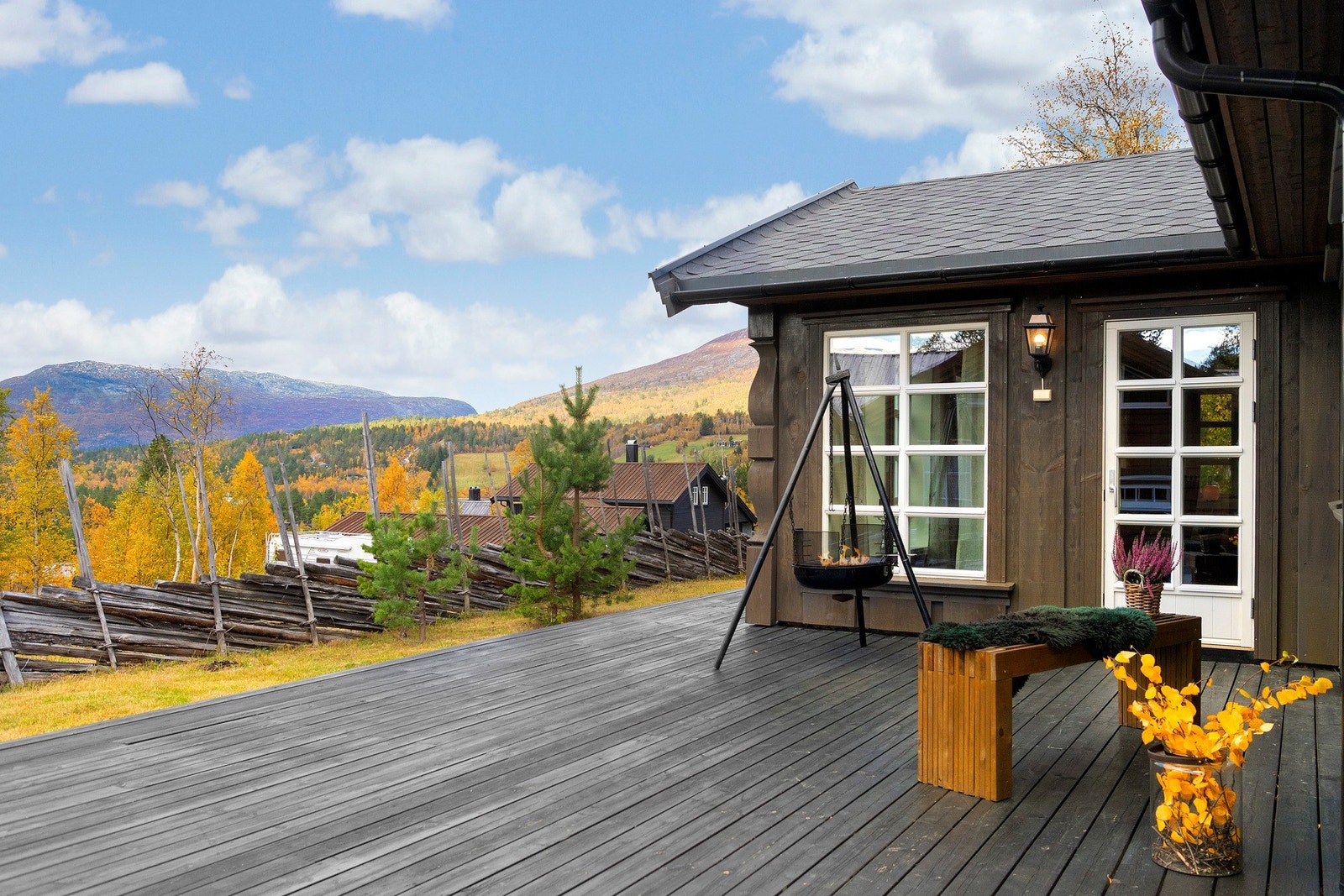Eiendommen har en stor og flott markterrasse. Galleribilde