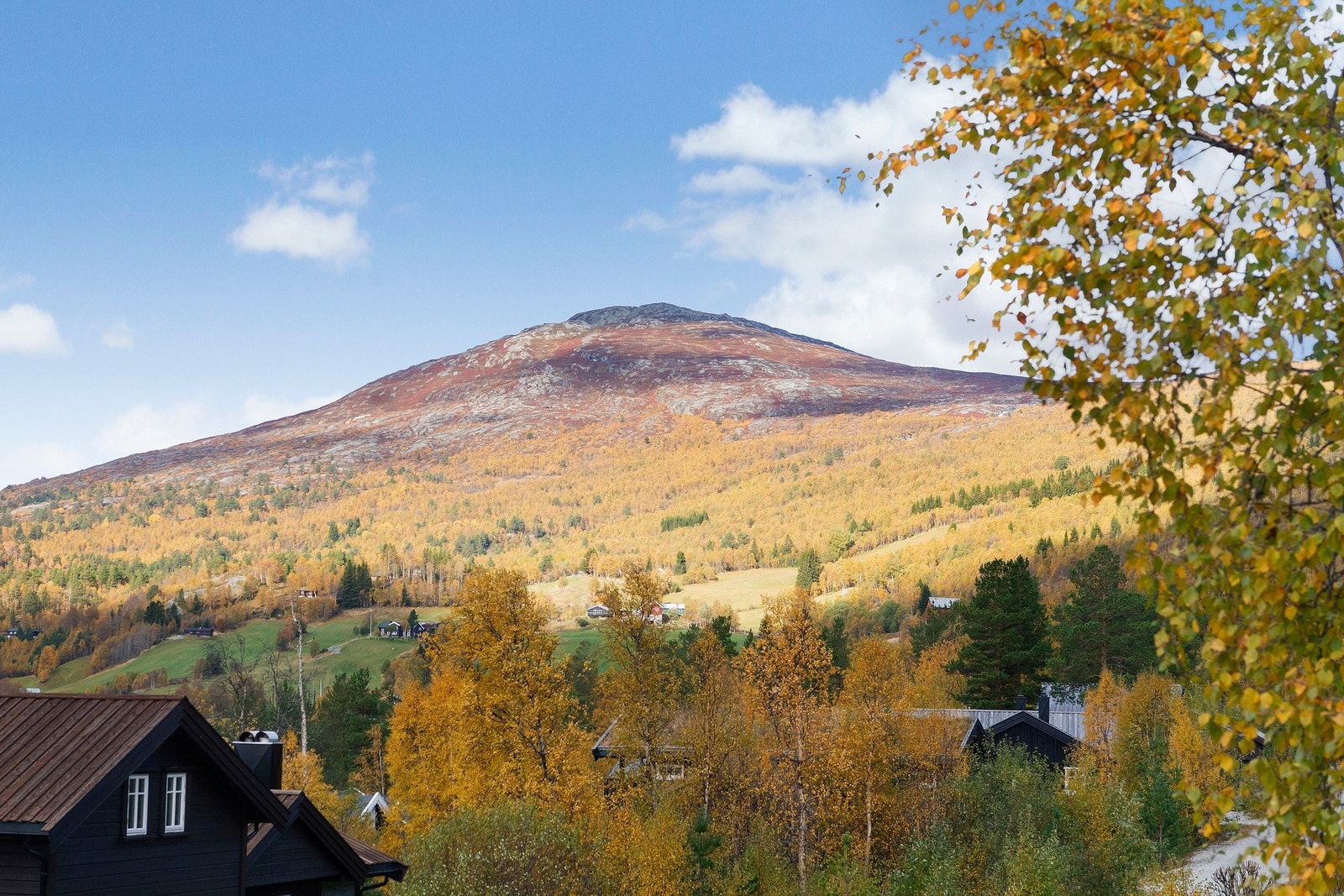 Nydelig utsikt mot Bjorlitoppen. Bjorlitoppen er et flott, kortreist turmål både sommer og vinter. Galleribilde