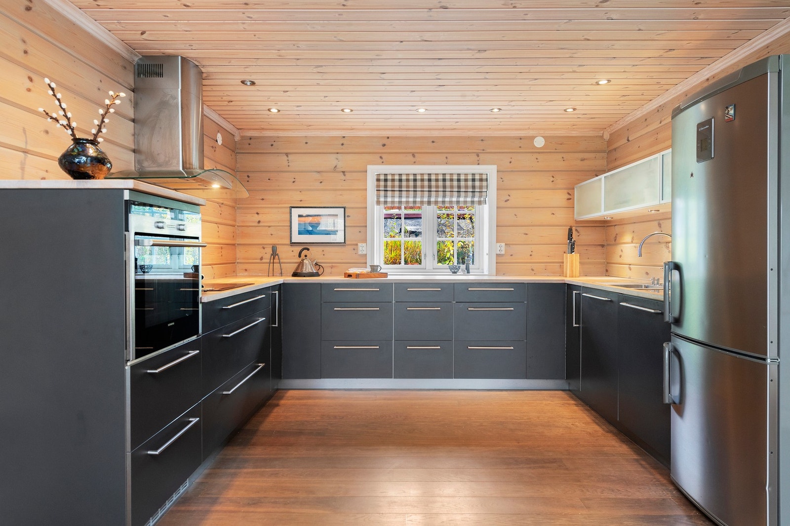 Integrerte hvitevarer og frittstående kjøle- og fryseskap medfølger. Galleribilde