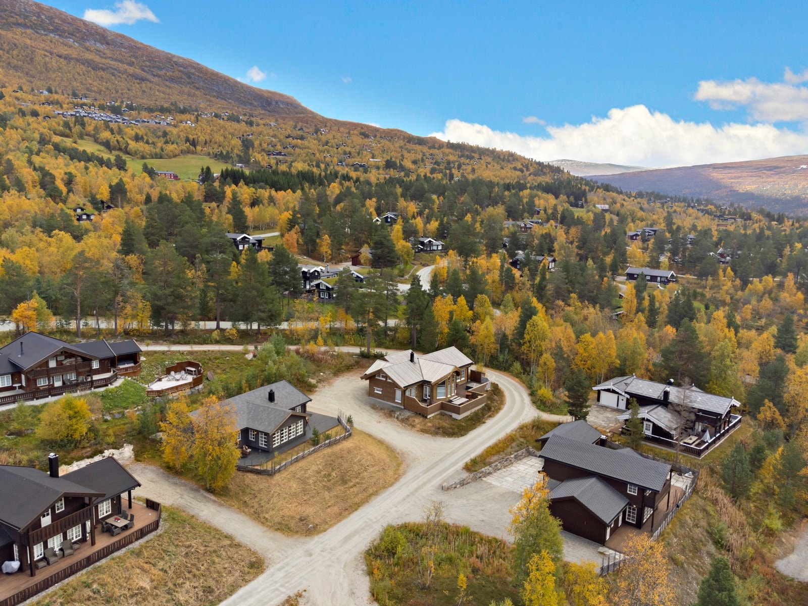 Hytta ligger i starten av en blindvei. Her er det følgelig ingen gjennomgangstrafikk. Galleribilde