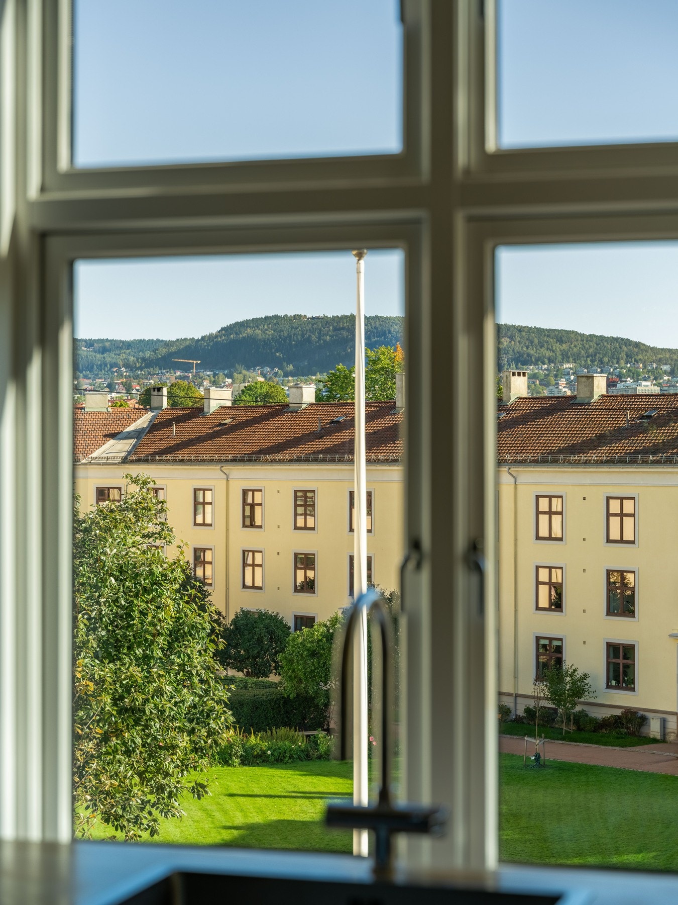 Dette er det du ser fra kjøkkenbenken. Ganske fint eller hva? Galleribilde