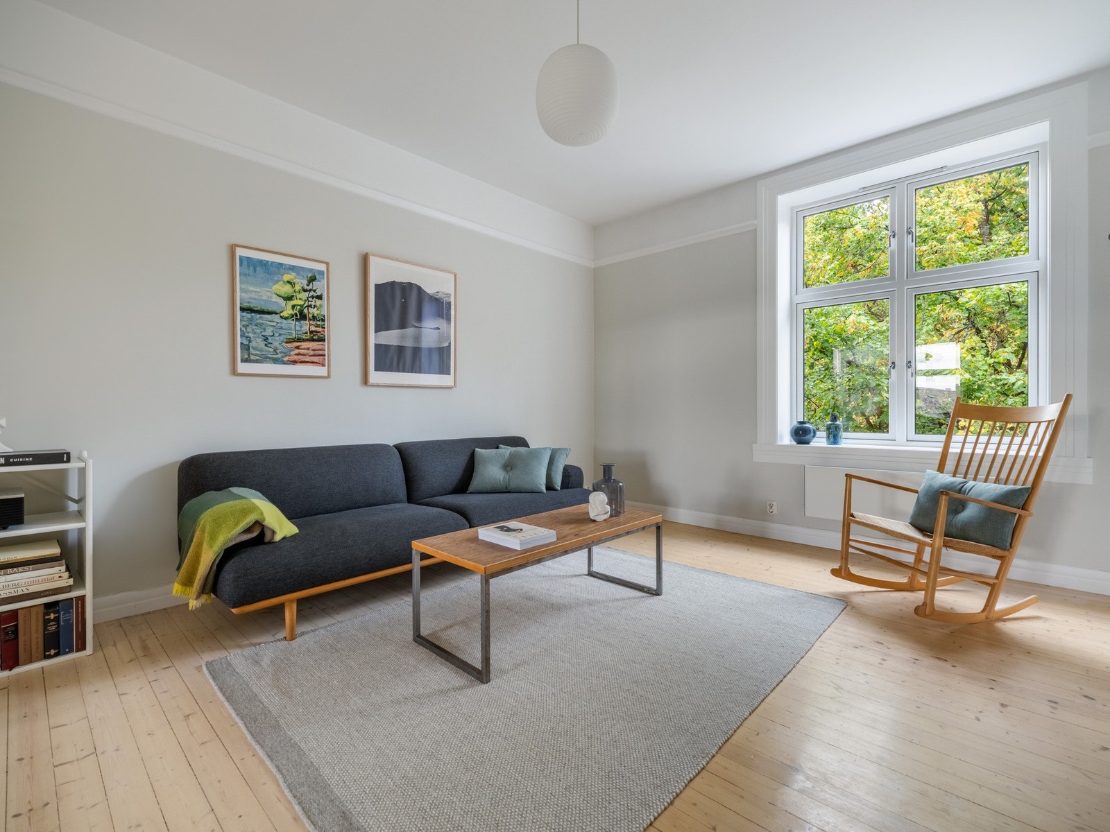 Det er utrolig flotte lysforhold i hele leiligheten, også her i stua. Galleribilde