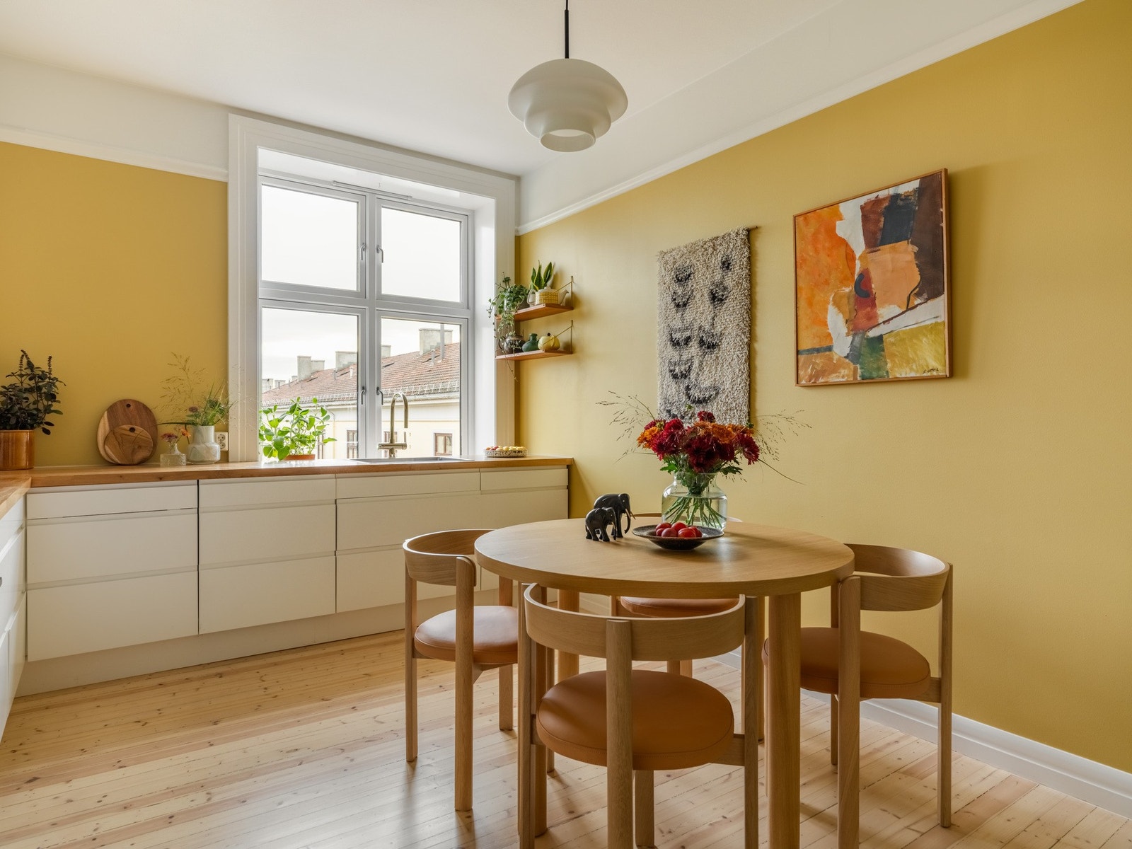 Dette er et stort spisekjøkken, som også har plass til stort langbord for de som vil ha det. Galleribilde