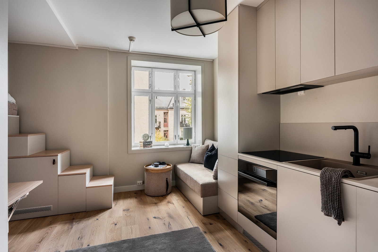 Enkel planløsning gir tilstrekkelig naturlig sollys i hele leiligheten Galleribilde