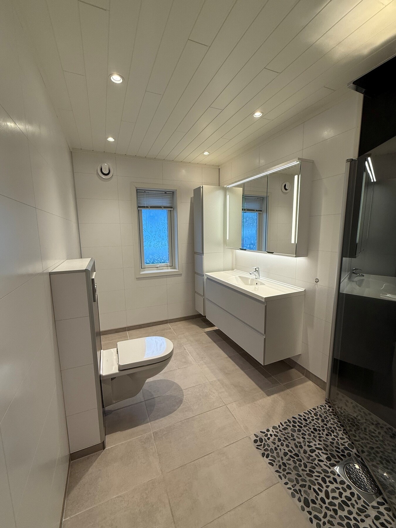 Badet på hovedplan ble oppgradert i 2015. Taket ble oppgradert i September 2025. Galleribilde