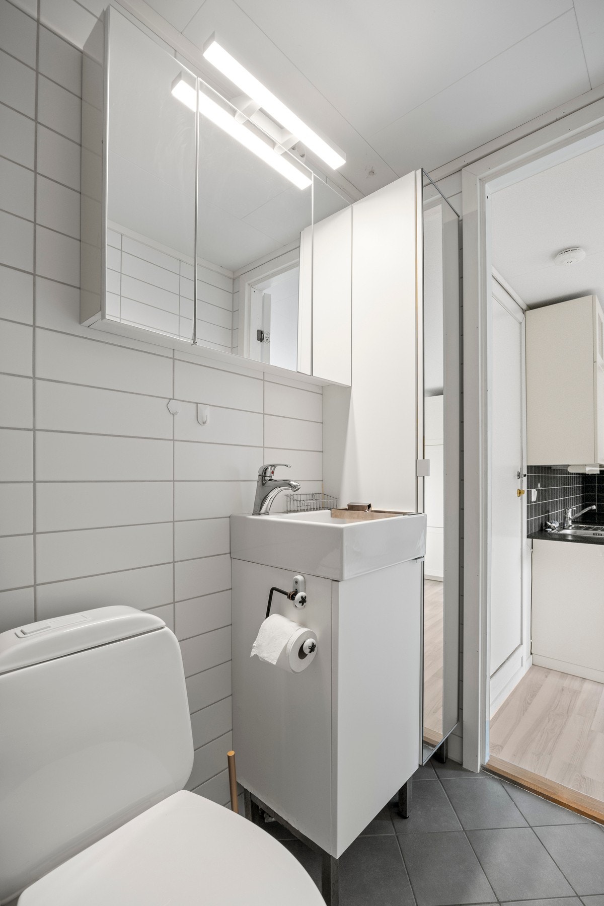 Utstyrt med servantskap, toalett og dusj. Galleribilde