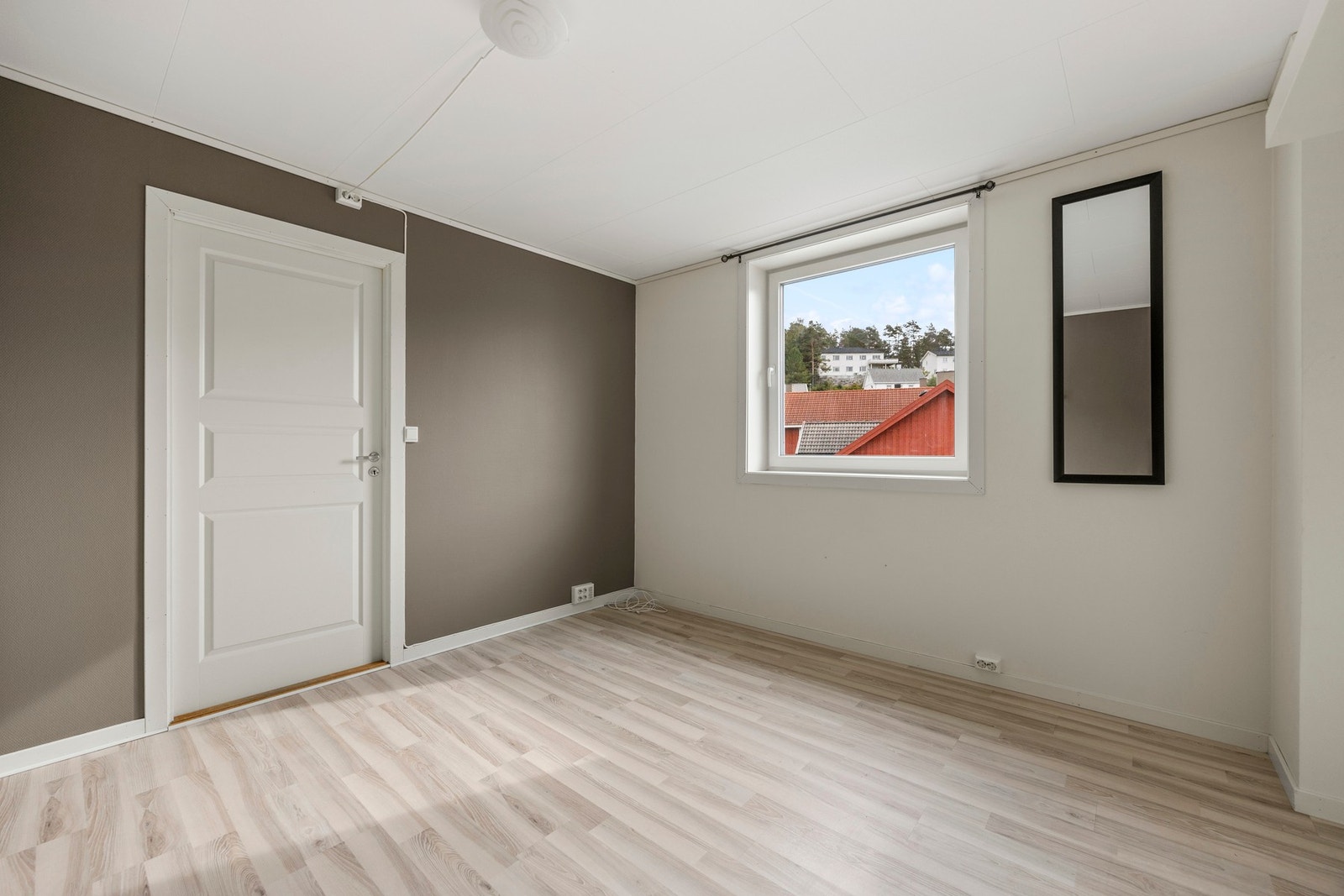 Fra stuen har man inngang til ett av soverommene. Galleribilde