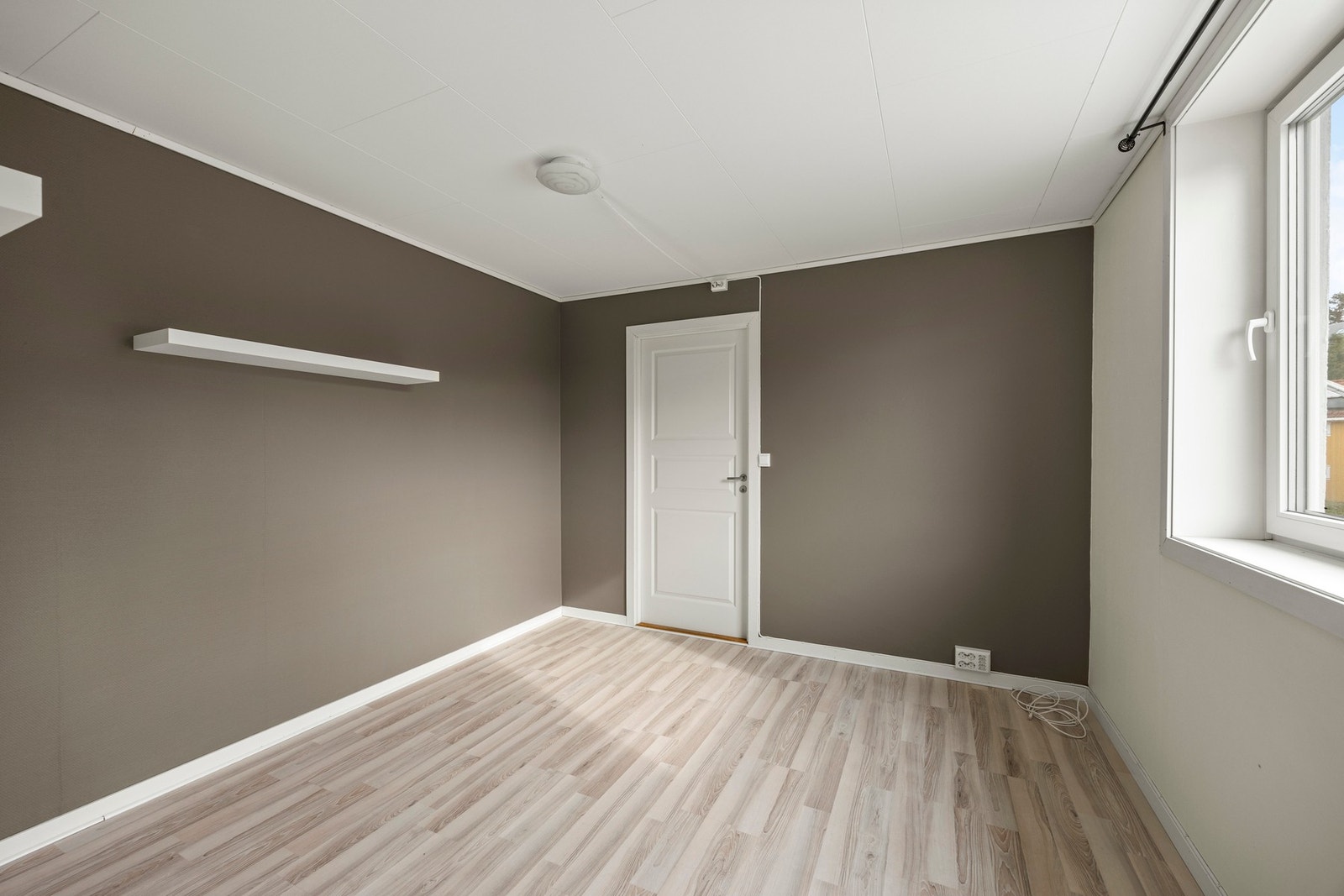 Leiligheten oppleves lys og trivelig med moderne flater. Galleribilde