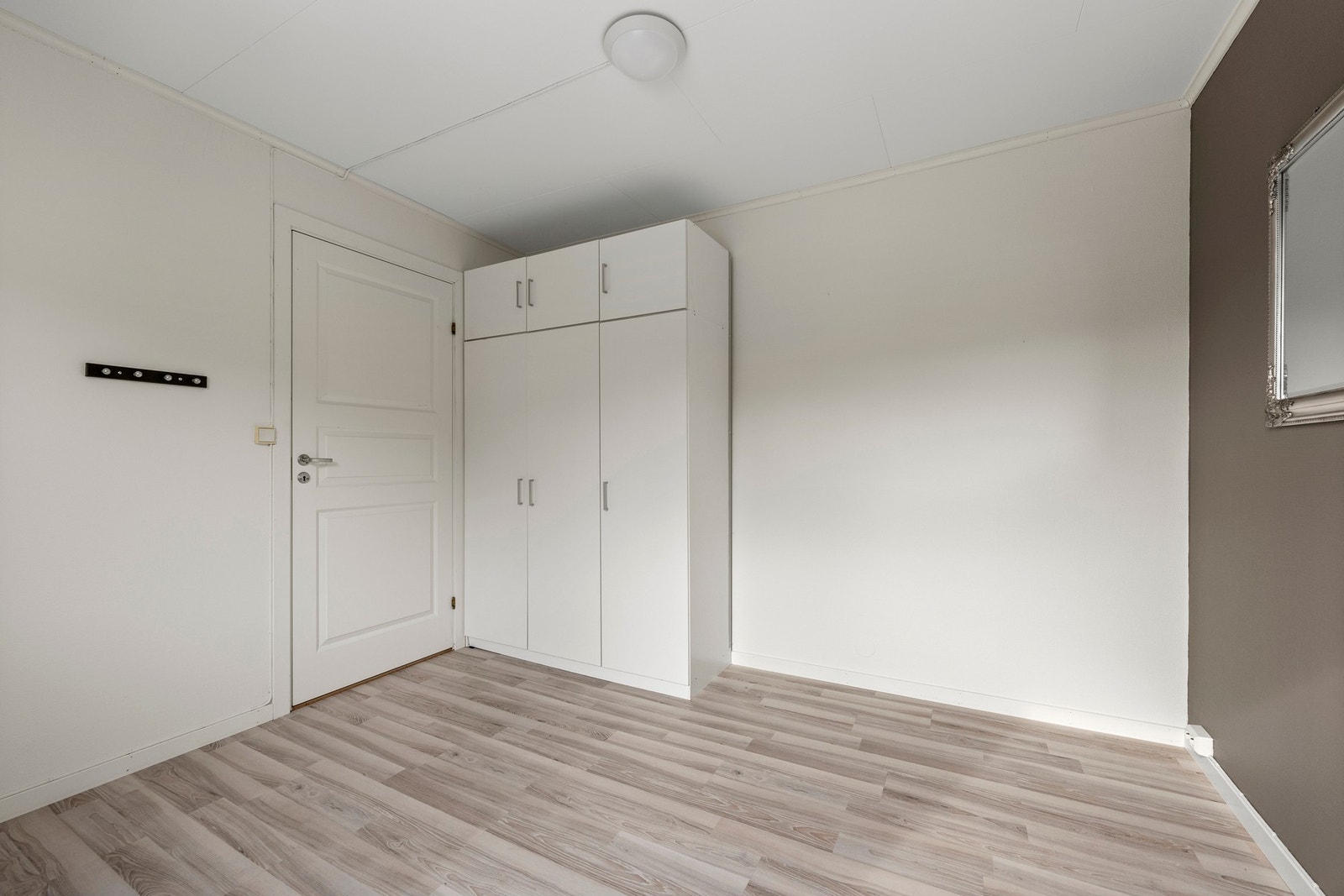 God plass til dobbeltseng. Utstyrt med garderobeskap. Galleribilde