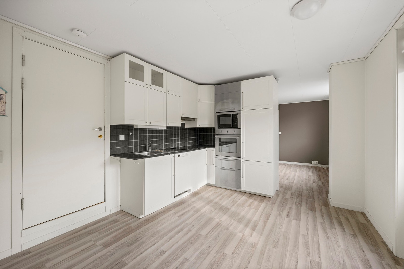 Praktisk innredning med integrerte hvitevarer. Galleribilde