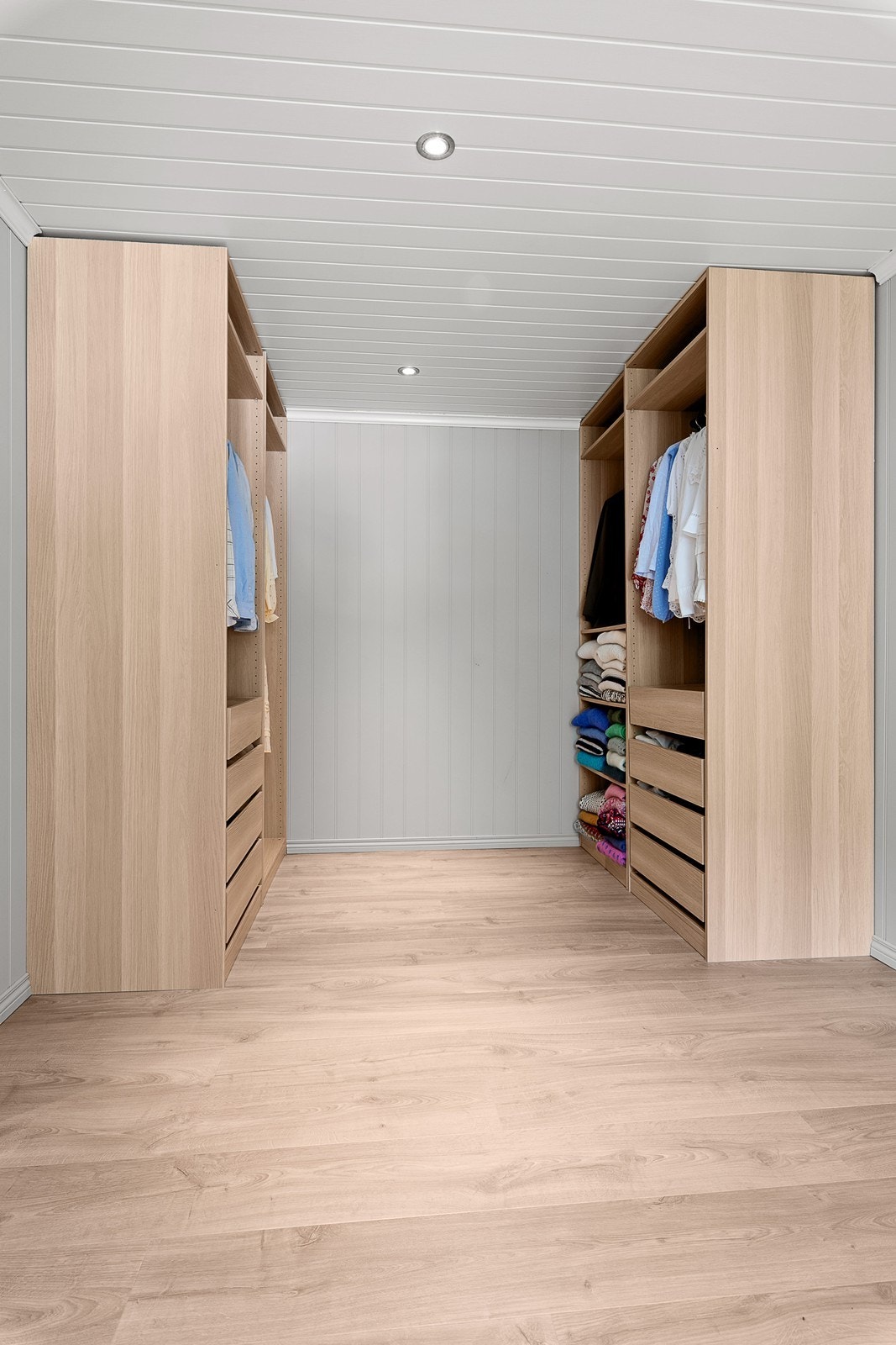 Soverommet oppe har mye oppbevaring i to åpne skap med skuffer, hyller og klesoppheng. Galleribilde