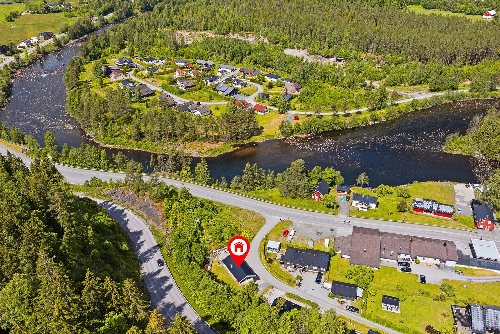 Her bor man sentralt i naturskjønne Dalen, med umiddelbar nærhet til skoler for alle trinn - inkludert videregående. Galleribilde