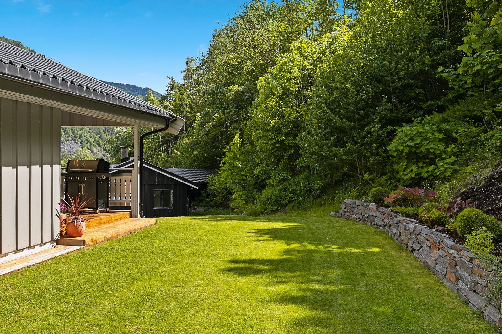Hagen innbyr til lek for de minste, og om ønskelig er det plass til en trampoline. Galleribilde