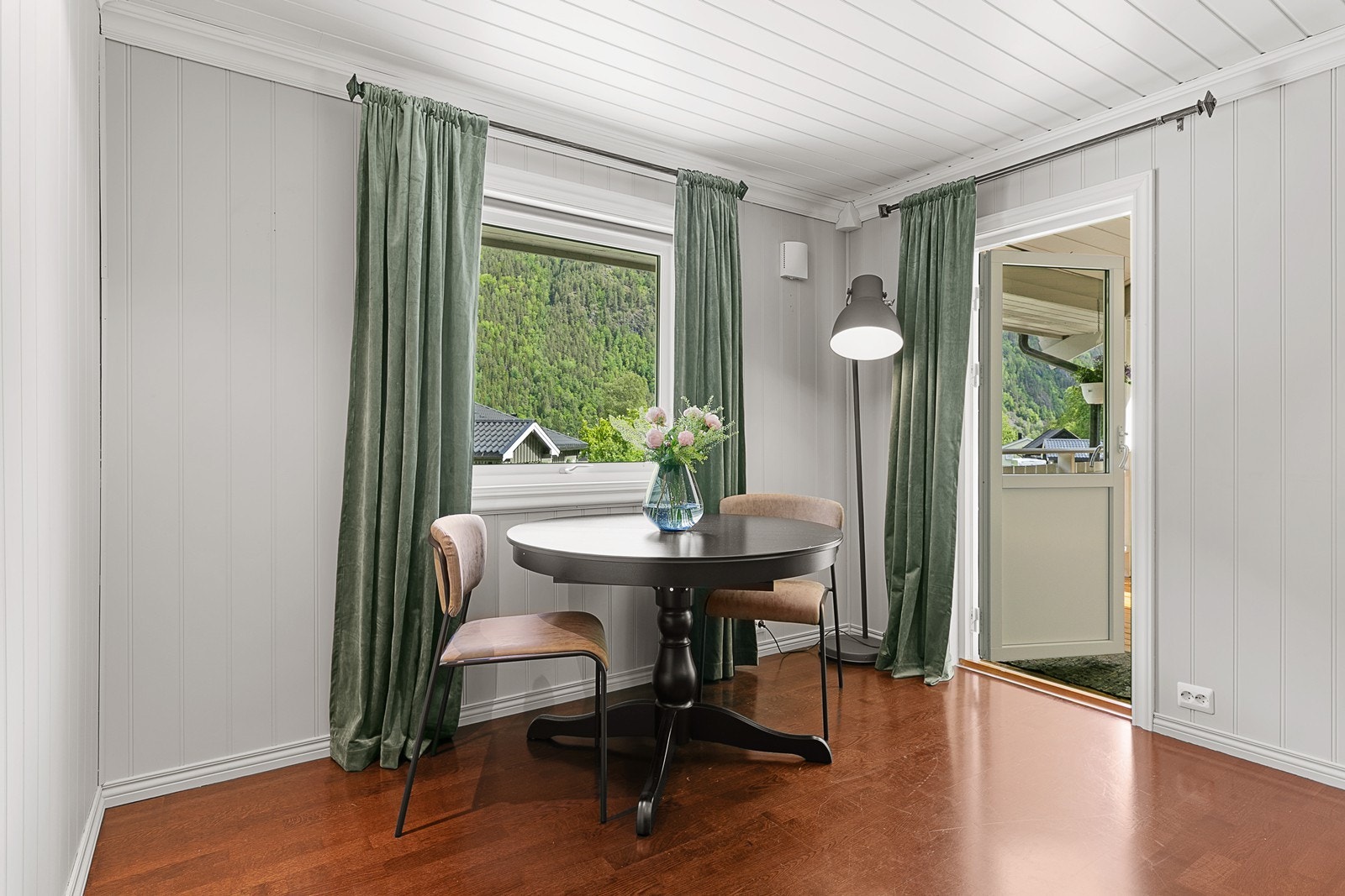 Om sommeren er det deilig å trekke ut for både avslapning og middager i varmen. Galleribilde