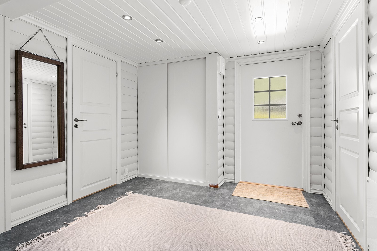 Yttertøyet ryddes enkelt bort i en plassbygd skyvedørsgarderobe i entreen. Galleribilde