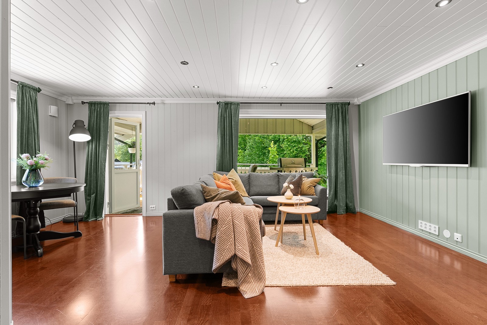 Stuen er et innbydende oppholdsrom med godt lysinnslipp fra to sider. Galleribilde