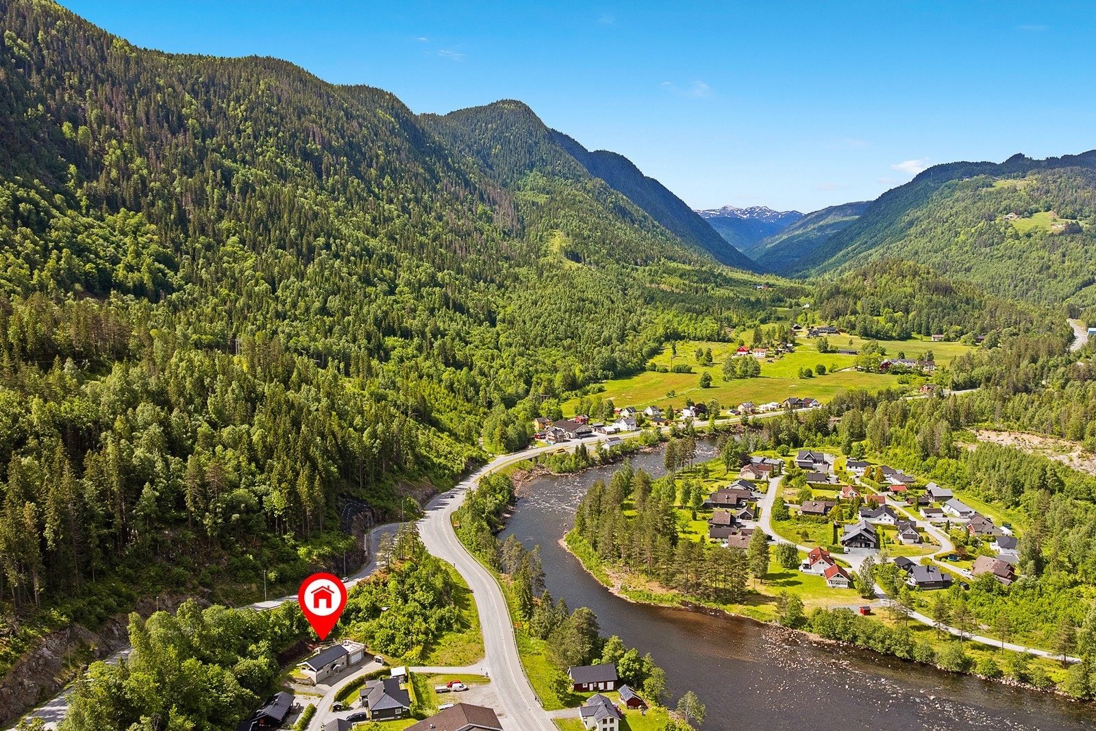 Stedet er ideelt for friluftsliv med velkjente turområder som Rui, Lårdalstigen og stiene på Tangane. Galleribilde