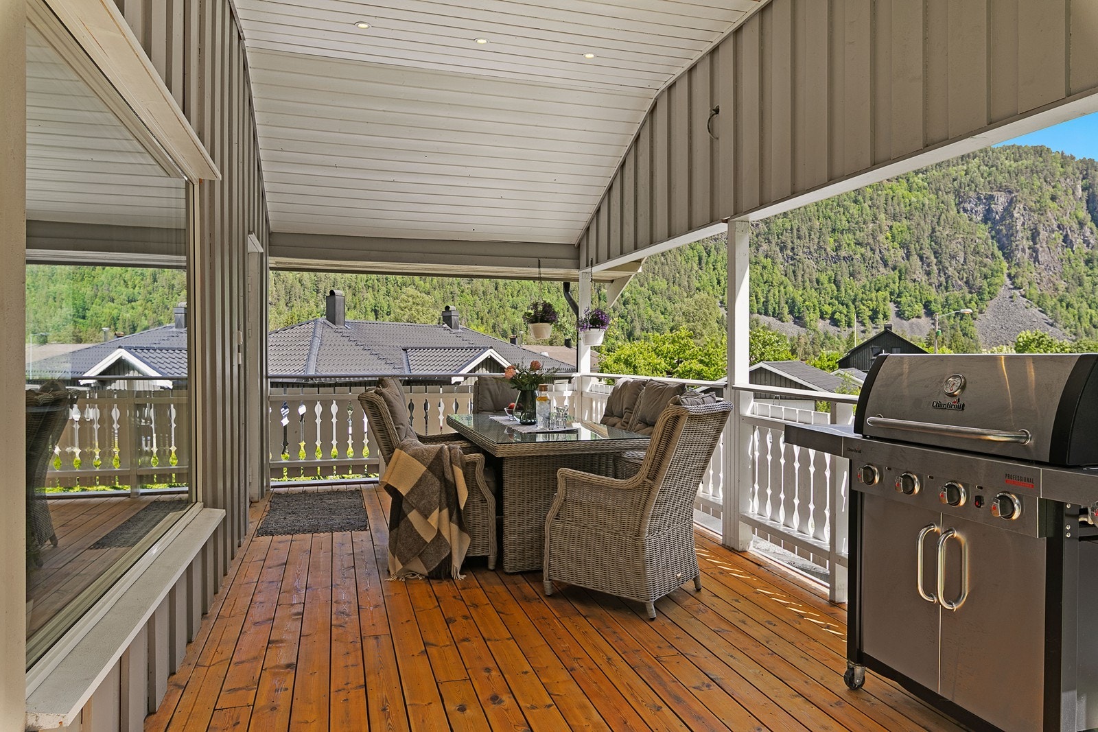 Stuen har utgang til en overbygd terrasse på ca. 16 kvm. Galleribilde