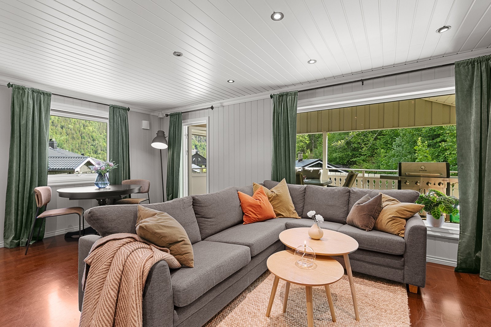 Dagslyset i stuen suppleres ypperlig av downlights i store deler av taket. Galleribilde