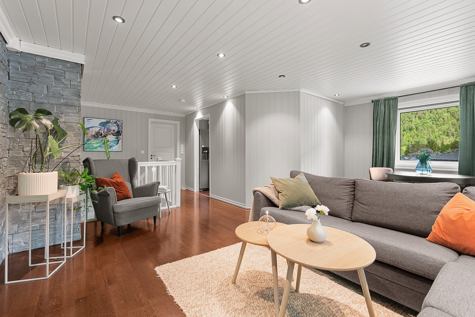 Stuen passer utmerket til både rolige og sosiale kvelder. Galleribilde