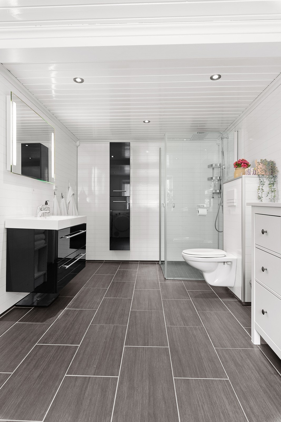 På badet er det regnfallsdusj, vegghengt toalett og flislagt gulv med varme. Galleribilde