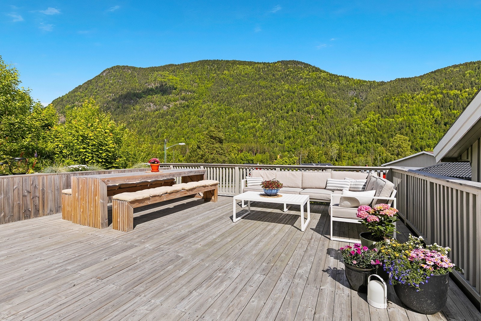 Over garasjen har boligen en herlig terrasse med nydelig utsikt over skogkledde åser. Galleribilde