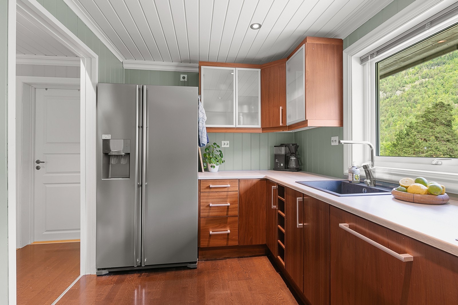 Kjøkkenet er oppført i en funksjonell L-form med god arbeidsflyt og skapplass. Galleribilde