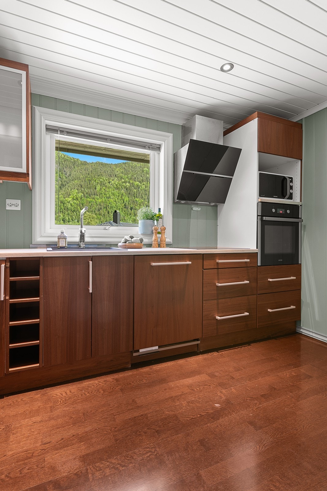 Integrert i innredningen er det platetopp, oppvaskmaskin og stekeovn i høyskap. Galleribilde