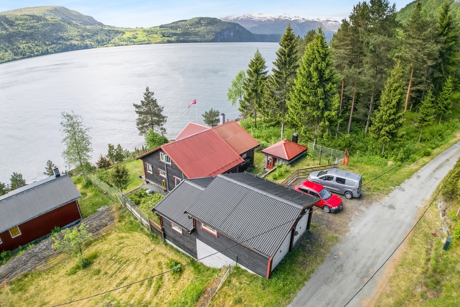 Frå hytta er det ca 20 minutt køyring til Nordfjordeid sentrum med det meste av daglege nødvendigheter Galleribilde