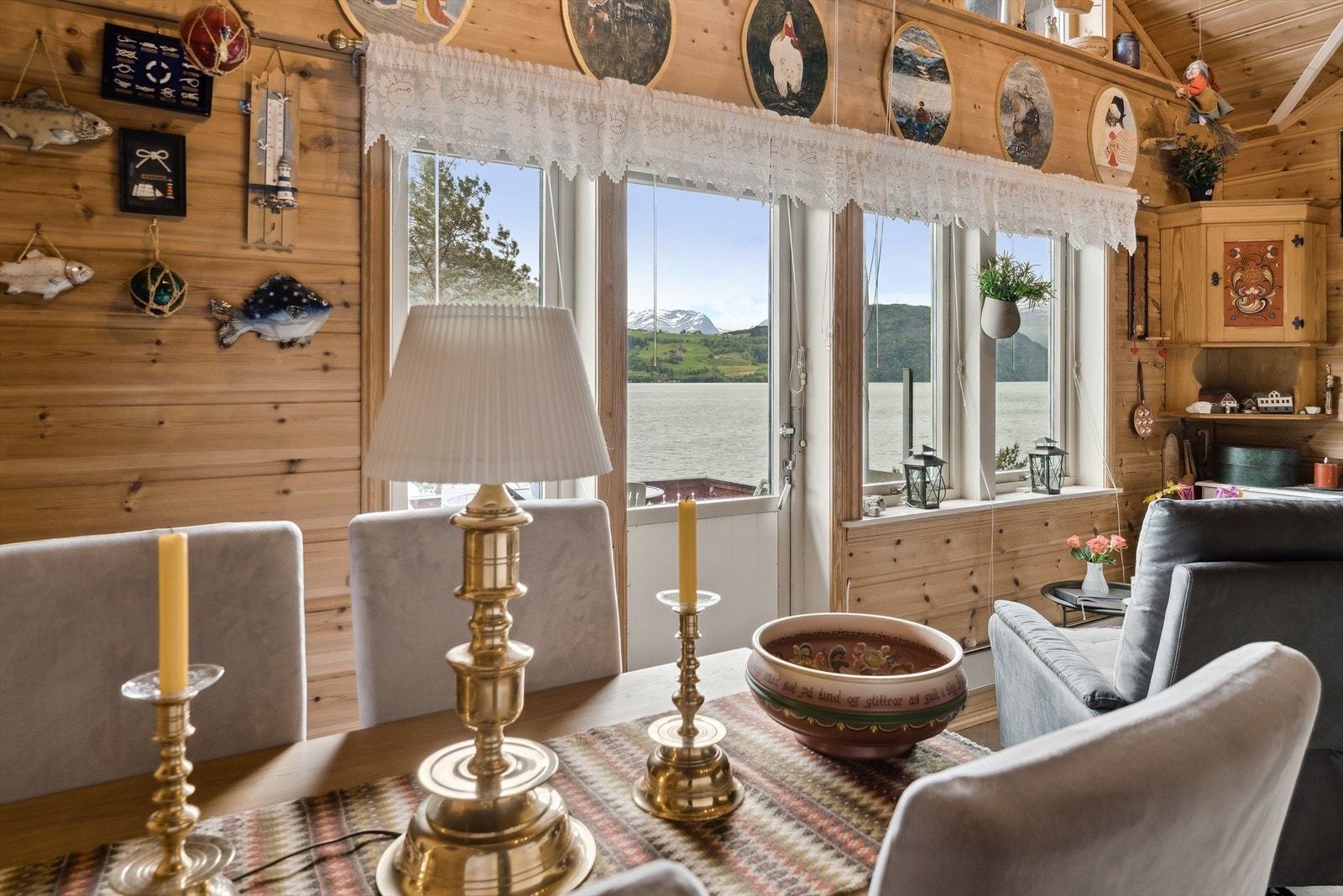 Fantastisk å kunne nyte måltidet med denne utsikta.
Frå stova er det også utgang til terrasse og hage. Galleribilde