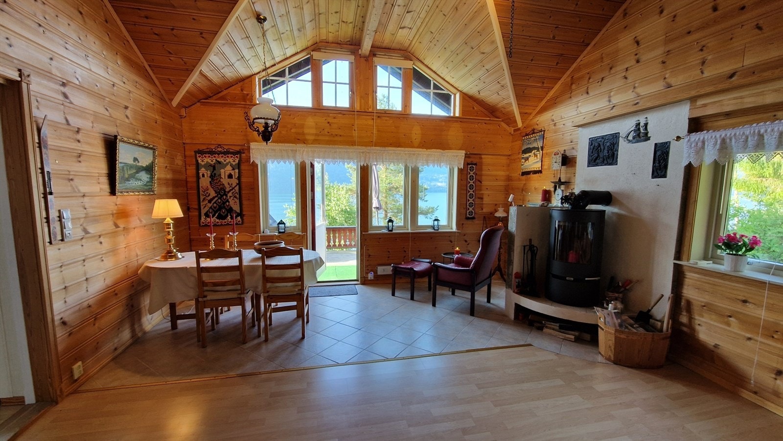 Stova har mønehøgt tak og fleire vindaugsflater, detaljar som gjev ei meget god romkjensle. Galleribilde