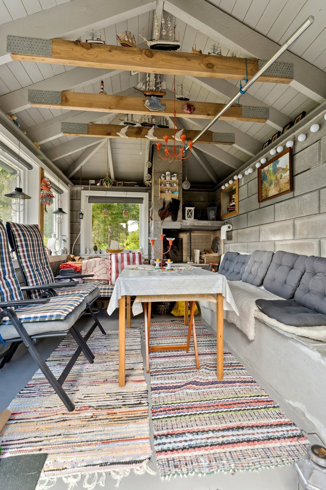 Her er det mura opp utepeis og det er godt med plass for familie og venner Galleribilde