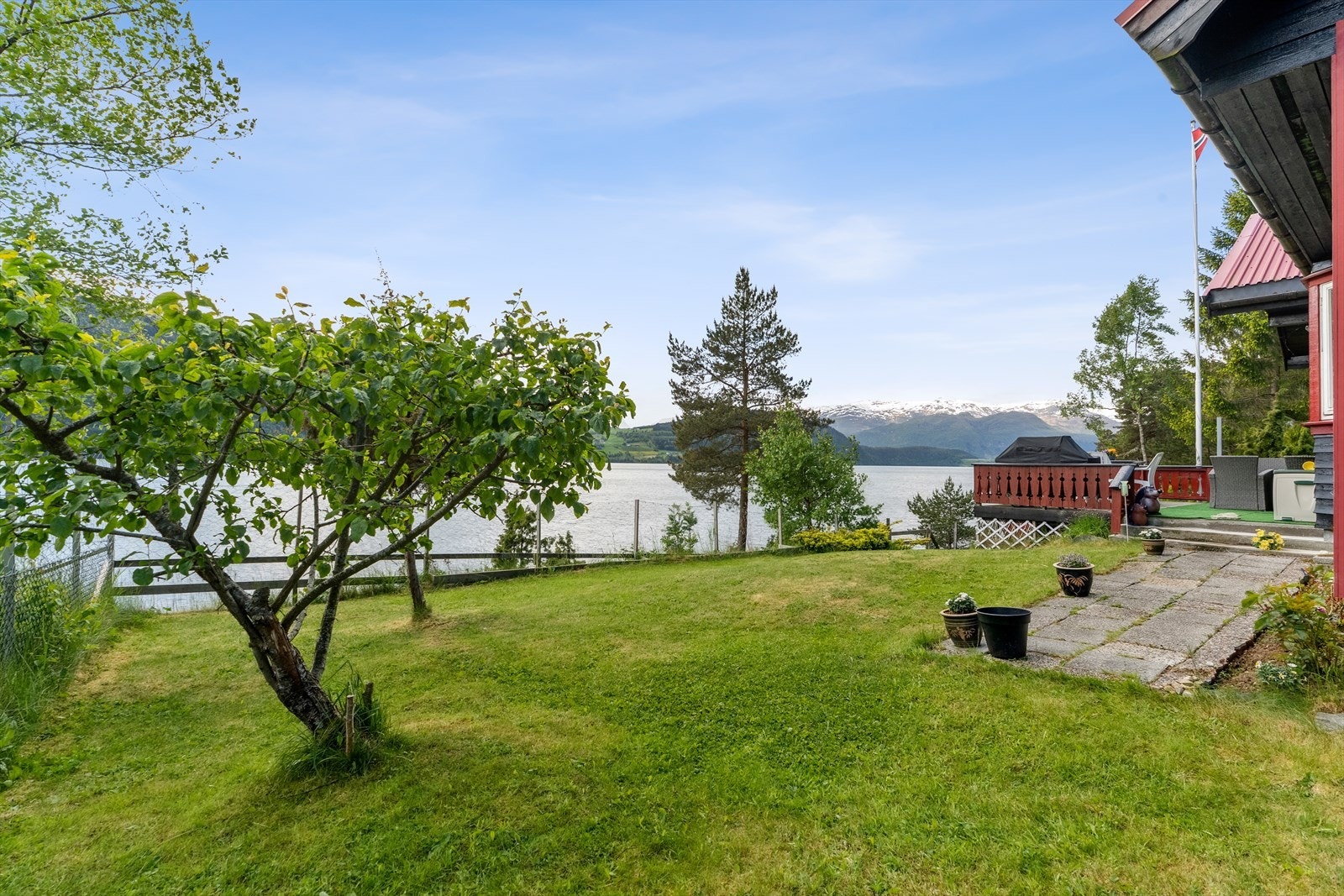 I hagen har du blomster, plantar, frukttre og bær. Det meste ligg tilrette for eit avslappande hytteliv! Galleribilde