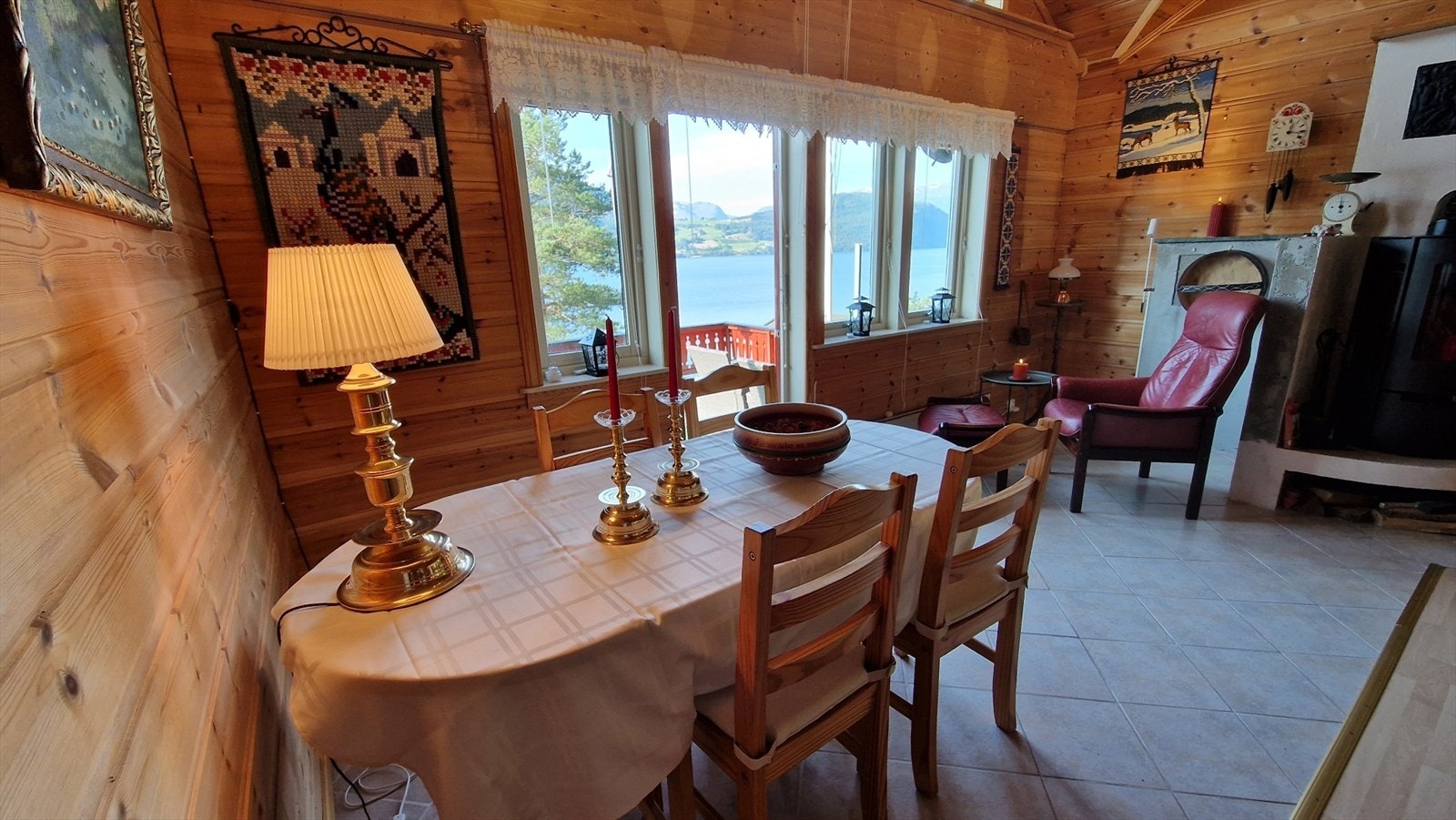 Stova er romsleg og du har mange innreiingsmuligheter. Her har du plass for famile og venner i triveleg lag Galleribilde