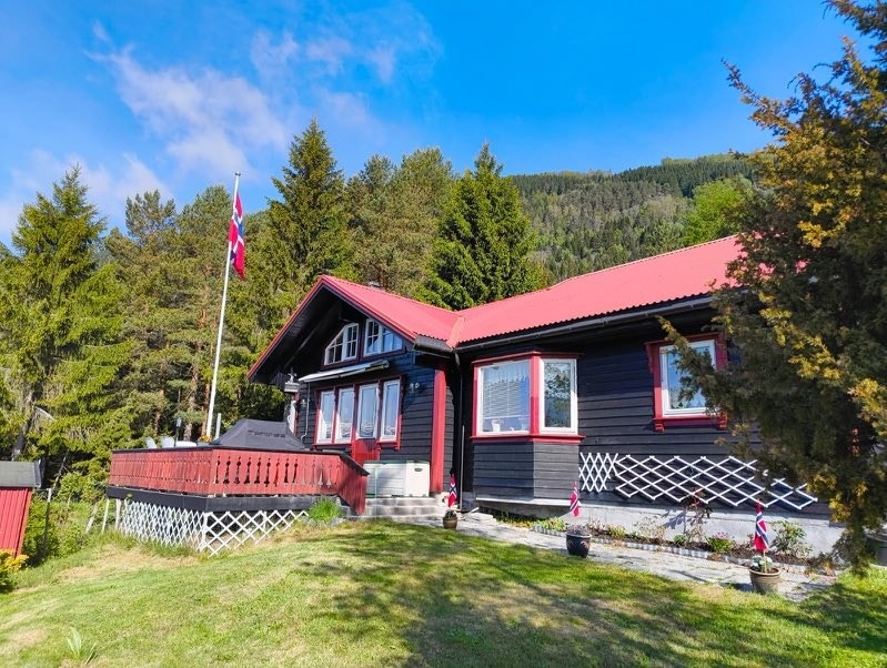 Hytta framstår som bra vedlikeholdt, utvendig og innvendig Galleribilde