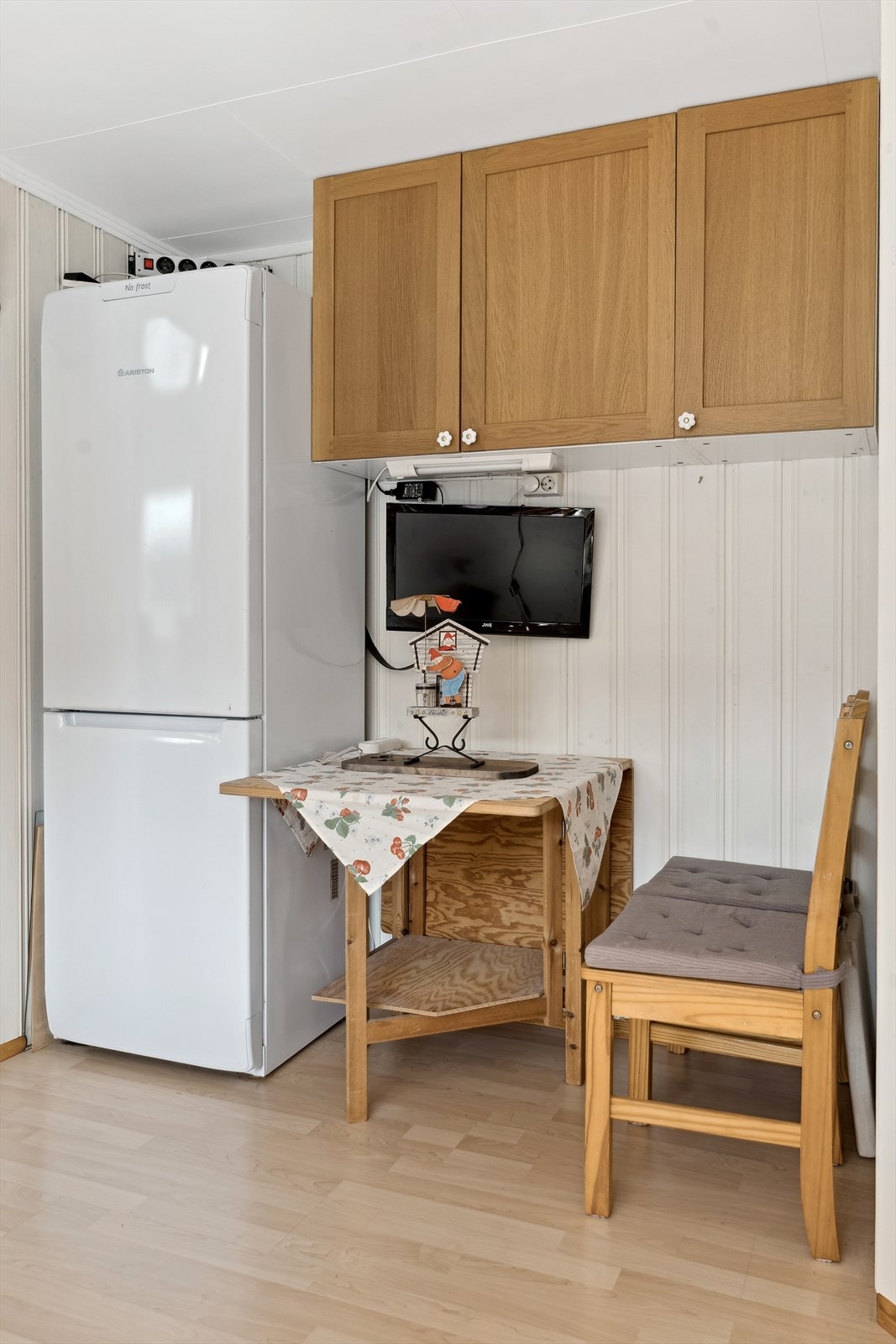 Fleire plassar for kjøkkenbord i rommet. Galleribilde